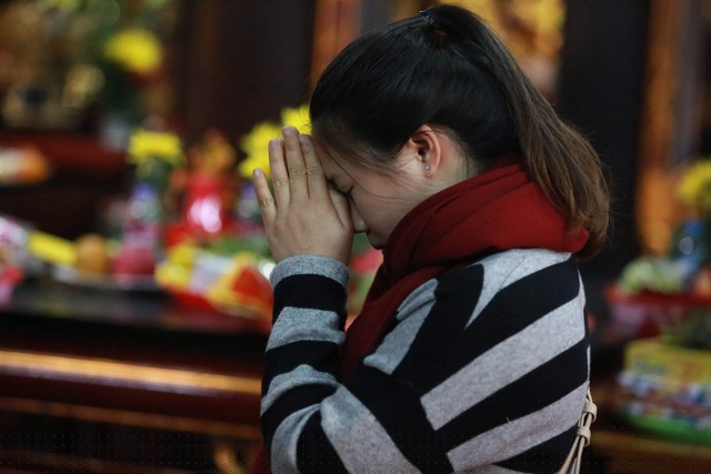 Một bạn trẻ thành tâm cầu nguyện may mắn, bình an trong năm mới
