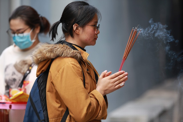 Chùa Hà đông đúc các Phật tự đến làm lễ quanh năm, song vào dịp đầu năm lượng bạn trẻ đến chùa đông hơn hẳn.