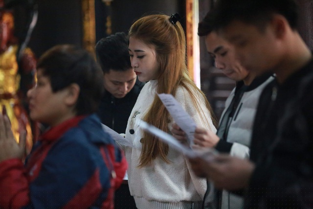 Lượng người đến làm lễ đông, đứng chật kín trong khuôn viên chùa