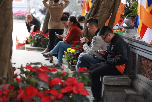 Người ta hay truyền tai nhau về sự linh thiêng của ngôi chùa này với câu “khi đi lẻ bóng khi về có đôi”.