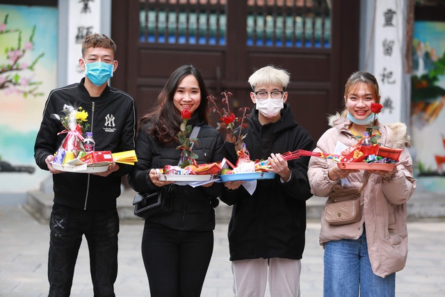 Một nhóm bạn trẻ sắm sửa lễ vật lên chùa Hà cầu duyên trong năm mới. 