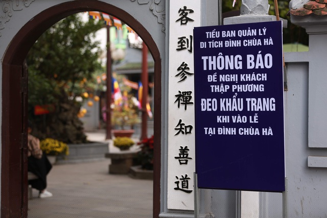 Trước diễn biến phức tạp của dịch viêm phổi cấp do chủng mới virus corona gây ra, nhà Chùa đã đặt một tấm biển khuyến cáo du khách nên đeo khẩu trang trước khi vào làm lễ.