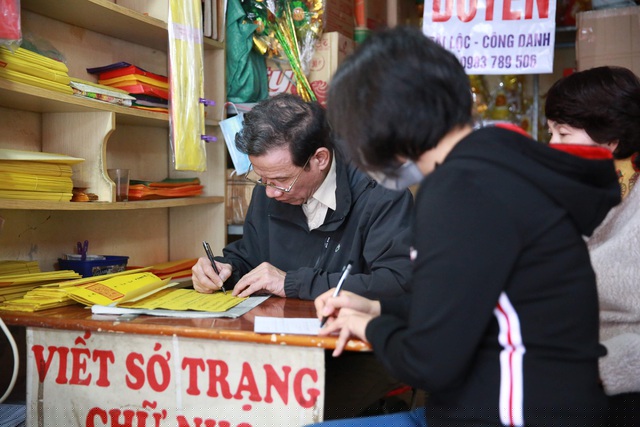 Một bàn ghi sớ, thông tin của Phật tử ngoài khuôn viên chùa.