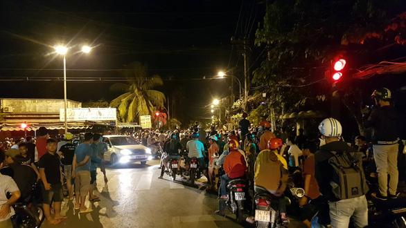 Rất đông người dân hiếu kỳ kéo đến xem vụ việc.