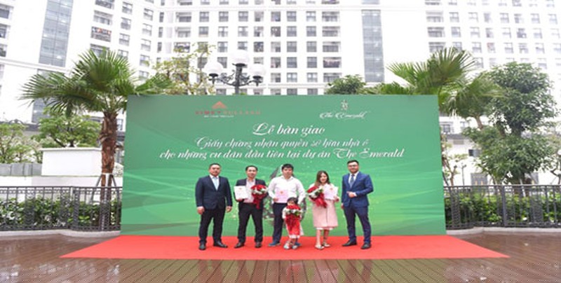 Ông Đỗ Xuân Quân TGĐ Công ty cổ phần bất động sản Mỹ Đình và ông Nguyễn Xuân Đức Chủ tịch HĐQT Công ty Cổ phần Bất động sản Belleville Hà Nội trao sổ đỏ cho cư dân đầu tiên Dự án The Emerald.