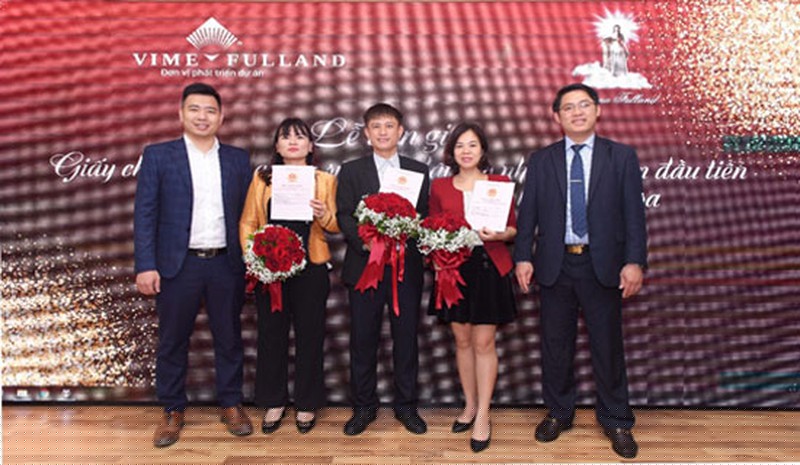 Ông Lê Tiến Dũng TGĐ Tập đoàn dược phẩm Vimedimex trao sổ đỏ cho Quý cư dân dự án Athena Fulland phân khu Larissa.