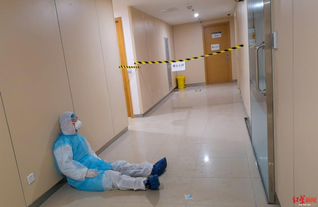 Cảm động hình ảnh bác sĩ ngất lịm trong tâm dịch corona