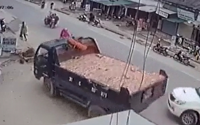 Camera ghi lại cú đánh lái “thần sầu” tránh xe bán tải, nhiều người thoát chết trong gang tấc