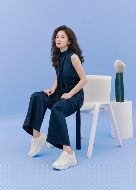 Song Hye Kyo tóc xù xinh đẹp ngất ngây trong loạt ảnh tung đúng Valentine - ảnh 5