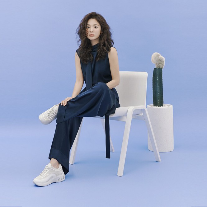 Song Hye Kyo tóc xù xinh đẹp ngất ngây trong loạt ảnh tung đúng Valentine - ảnh 6