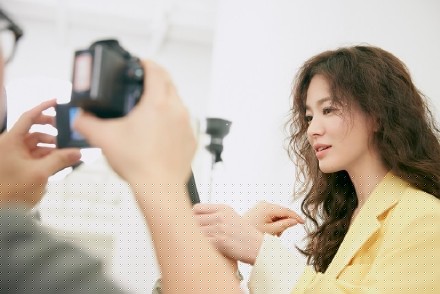 Song Hye Kyo tóc xù xinh đẹp ngất ngây trong loạt ảnh tung đúng Valentine - ảnh 16