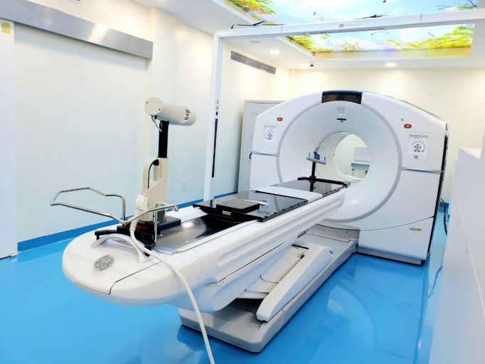 Máy PET/CT là một trong những thế hệ máy hiện đại nhất tại Việt Nam hiện nay với những tính năng ưu việt như giúp giảm liều thuốc phóng xạ, ghi hình ít hơn và thời gian ghi hình ngắn hơn.