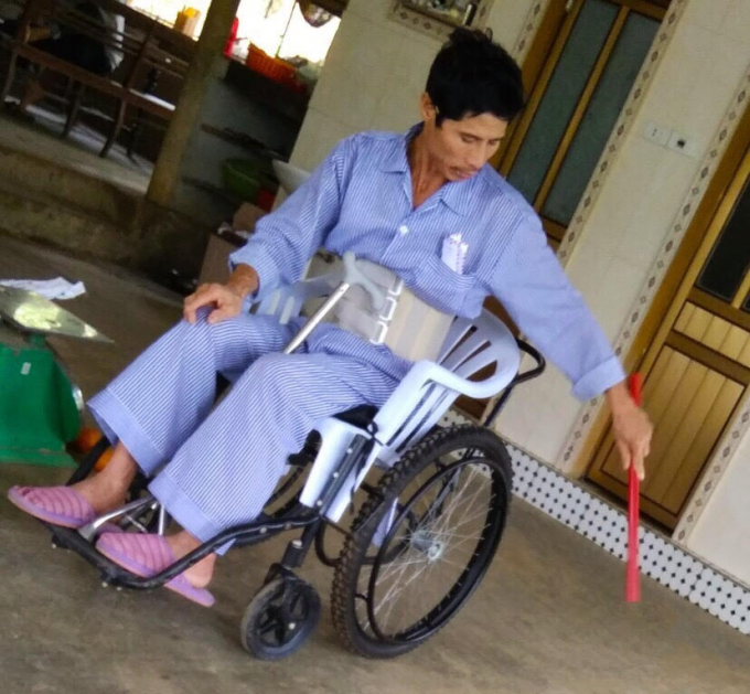 Ông Trinh giờ phải ngồi xe lăn, tổn hại sức khoẻ hết sức nặng nề.
