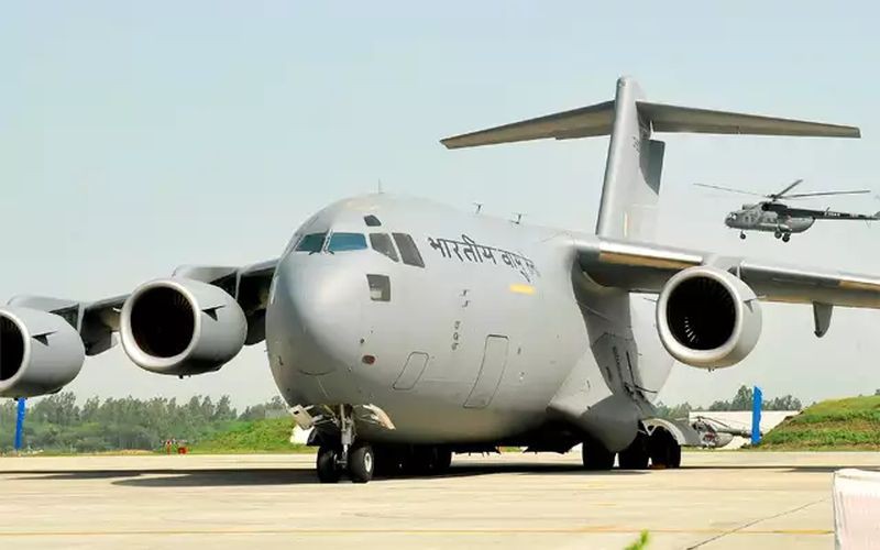 Chiếc C-17 Globemaster được Ấn Độ triển khai để đưa công dân về nước. Ảnh: Reuters