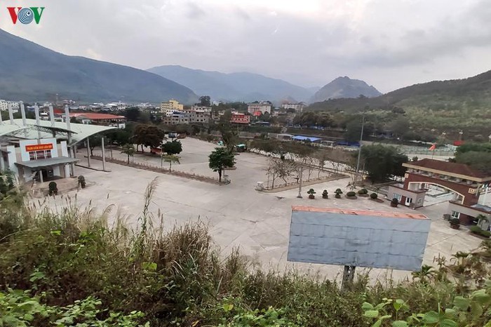 Lai Châu đã huy động cả hệ thống chính trị tham gia công tác phòng, chống dịch Covid-19 và đang làm tốt công tác quản lý, kiểm soát dịch nơi tuyến đầu biên giới. Tuy nhiên, do chật hẹp về cơ sở vật chất, thiếu trang thiết bị y tế và ý thức người dân còn hạn chế, nên nơi đây tiềm ẩn nguy cơ lây nhiễm cao nếu xuất hiện người mắc bệnh. Khu cách ly tạm thời tại Cửa khẩu Ma Lù Thàng, thuộc xã Ma Ly Pho, huyện Phong Thổ hoạt động từ ngày 4/2.