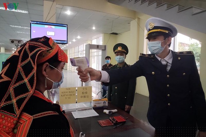 Các công dân được tiếp nhận tại khu vực giáp danh, rồi được đưa về Khu Liên hợp để kiểm tra thân nhiệt từ xa và kiểm tra lại bằng máy đo thân nhiệt cầm tay.