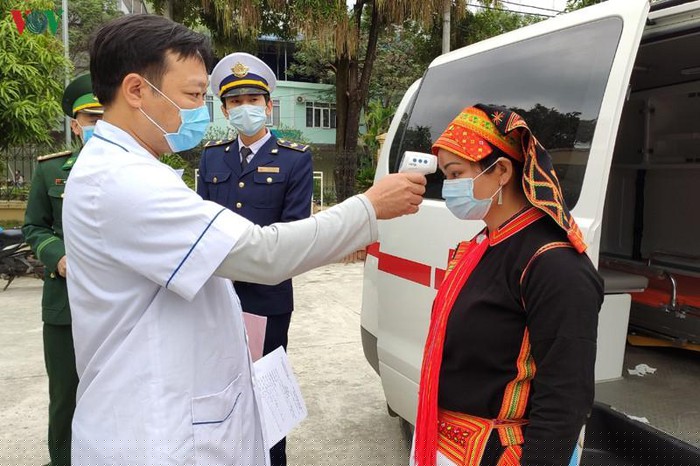 Tại đây, trước khi được đưa về phòng ở cách ly, các công dân tiếp tục được lực lượng y tế kiểm tra thân nhiệt bằng máy đo cầm tay.