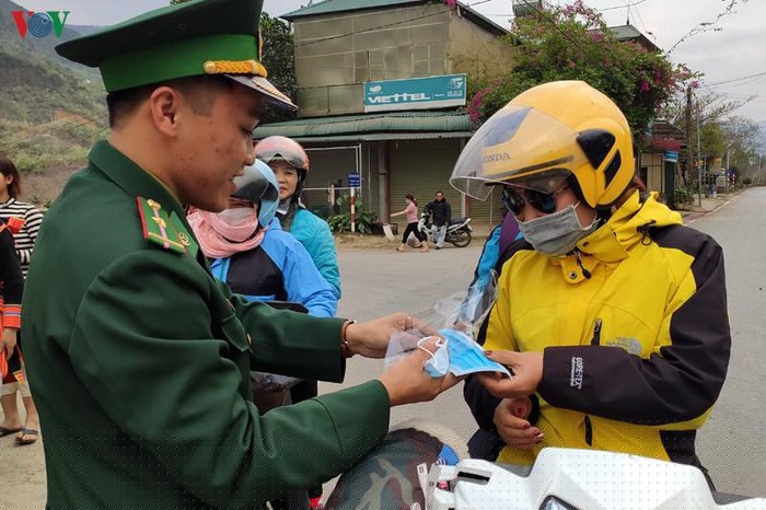 Tất cả các trường hợp ra vào khu vực biên giới đều được kiểm soát chặt chẽ và được cấp phát khẩu trang miễn phí để phòng, chống dịch.