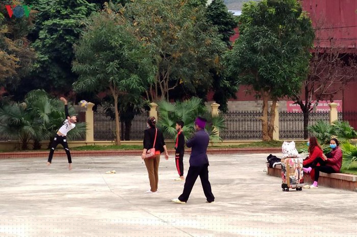 Tuy nhiên, các lực lượng làm việc ở khu cách ly tạm thời Cửa khẩu Ma Lù Thàng cho biết, do chật hẹp về cơ sở vật chất, thiếu trang thiết bị y tế và ý thức của người được cách ly chưa tốt, nên tại tại đây vẫn tiềm ẩn nguy cơ lây nhiễm cao nếu xuất hiện người mắc bệnh./.