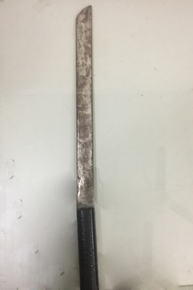 Hung khí tự chế của Tiến dùng để chém Hải.