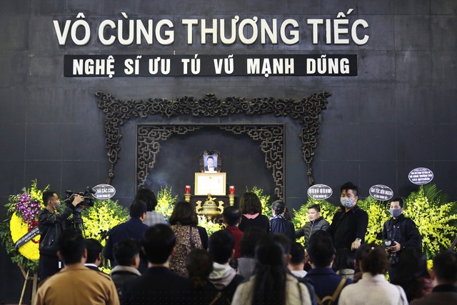 Đông đảo người thân, bạn bè, đồng nghiệp và học trò đến viếng nghệ sĩ Vũ Mạnh Dũng.