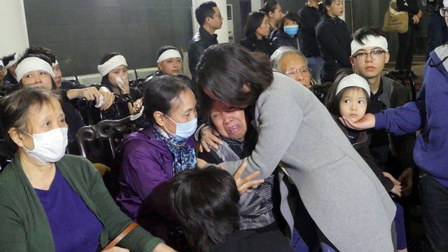 Vợ con và bố mẹ của nghệ sĩ Vũ Mạnh Dũng không cầm được nước mắt trong suốt thời gian diễn ra tang lễ.