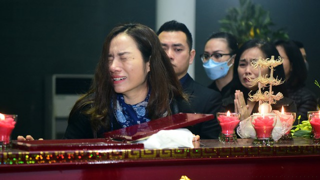 Đồng nghiệp oà khóc khi đứng cạnh linh cữu NSƯT Vũ Mạnh Dũng