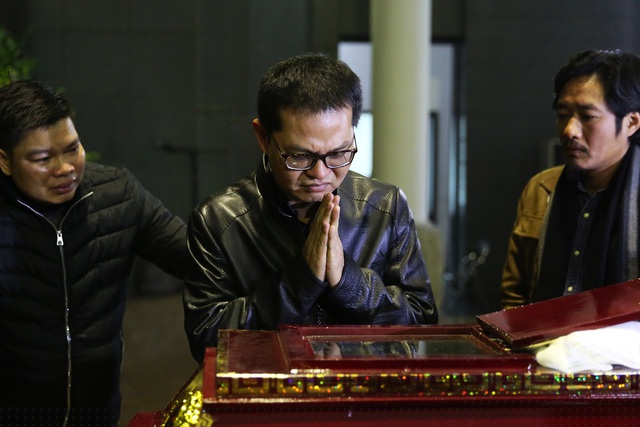 Nghệ sĩ Trung Hiếu đau đớn nhìn mặt người em lần cuối.