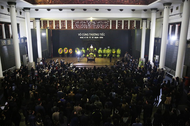 Tiếng khóc xé lòng vang khắp nhà tang lễ trong giây phút tiễn đưa NSƯT Vũ Mạnh Dũng về nơi an nghỉ cuối cùng.