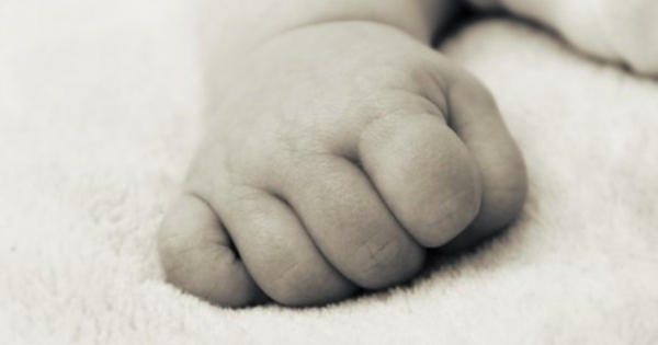 Bé gái 9 tháng tuổi tử vong vì bị bỏ quên trên ô tô