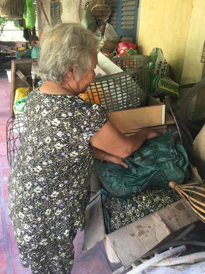 B&agrave; B&ocirc;ng gom hạt v&agrave;o những bao lớn để b&aacute;n.