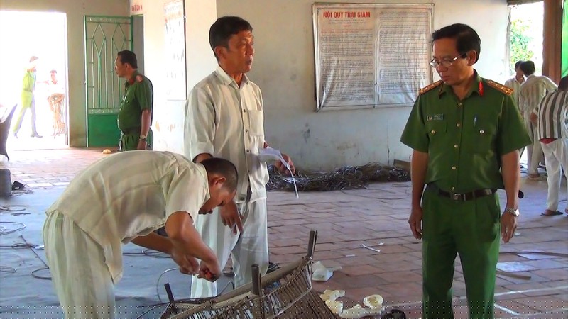 Đại t&aacute; Trần B&eacute; Ba &ndash; Ph&oacute; B&iacute; Thư Đảng ủy, Ph&oacute; Gi&aacute;m thị Trại giam K&ecirc;nh 7 (Cục 10, Bộ C&ocirc;ng an) kiểm tra c&ocirc;ng t&aacute;c dạy nghề cho phạm nh&acirc;n.