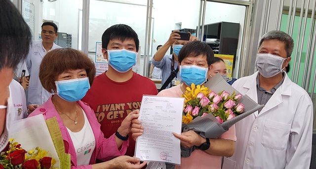 Niềm vui vỡ òa khi ông Li Ding cùng con trai Li ZiChao được Bệnh viện Chợ Rẫy chữa khỏi hoàn toàn bệnh do Covid-19 gây ra