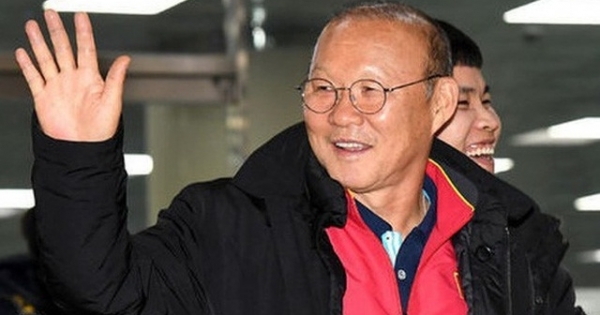 Trở lại Việt Nam, HLV Park Hang Seo được kiểm tra kỹ về y tế