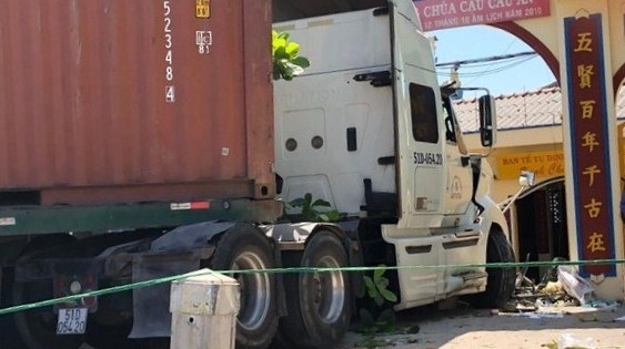 Xe đầu kéo mất lái húc văng 5 xe máy và 1 xe đạp