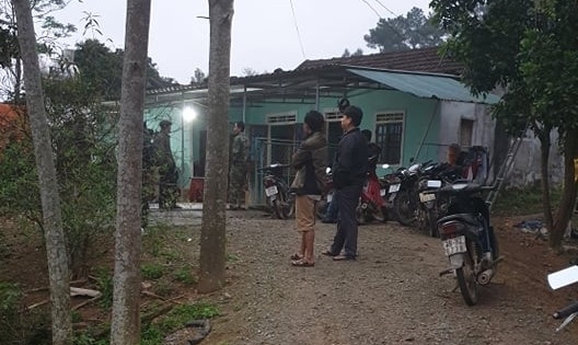 Con trai bàng hoàng phát hiện thi thể cha cùng nhiều vết thương