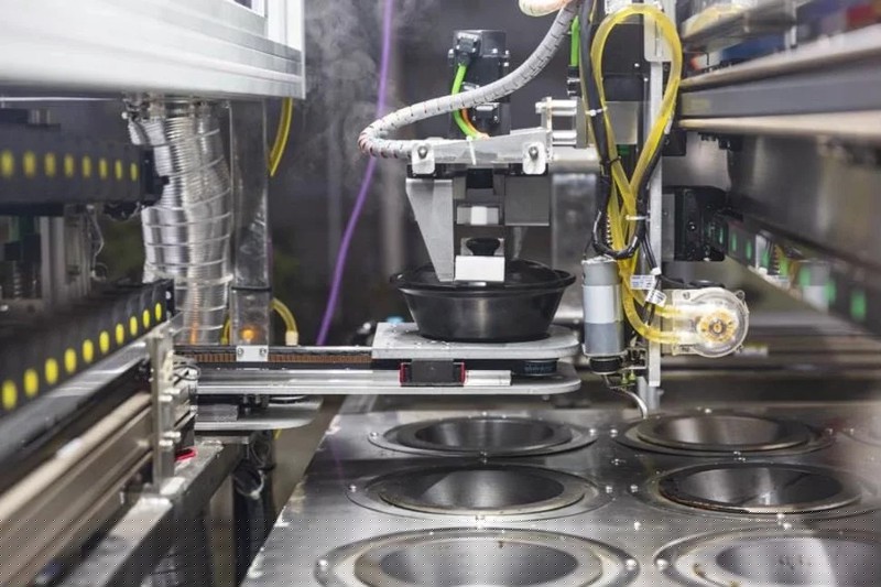 Đầu bếp robot đang chuẩn bị các suất ăn.