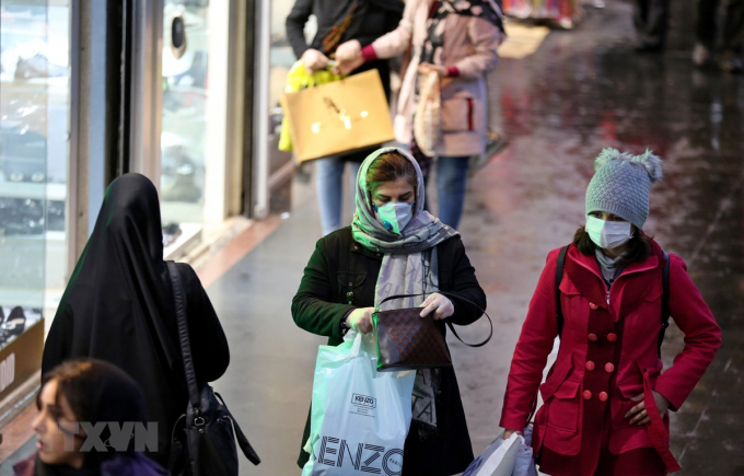 Người dân đeo khẩu trang để phòng tránh lây nhiễm COVID-19 tại Tehran, Iran, ngày 20/2/2020. (Ảnh: AFP/TTXVN)