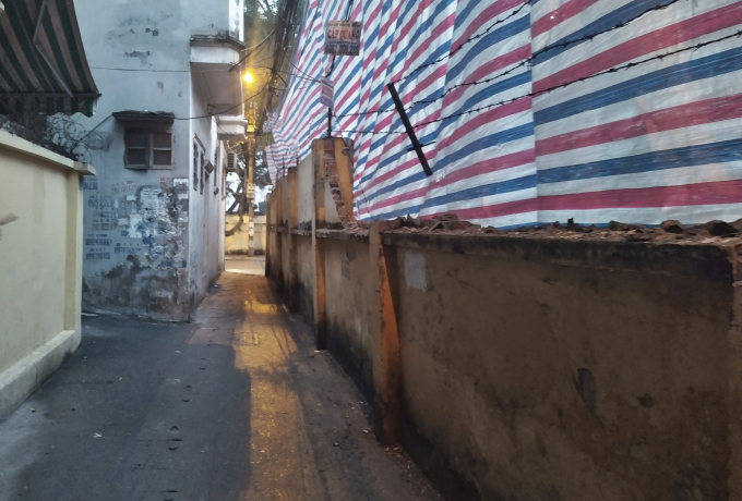 Bức tường tại ngõ 33 phố Vĩnh Phúc có bị nứt, nghiêng trầm trọng