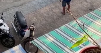 [Clip]: Phẫn nộ cảnh chồng vũ phu hành hung vợ trước mặt con nhỏ