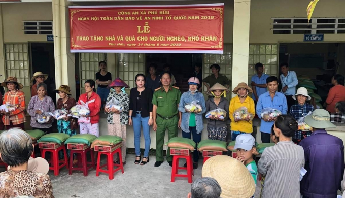 ong diep trao nha va trao qua cho nguoi dan (1)