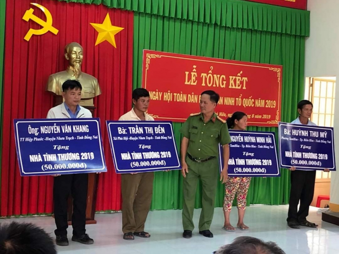 ong diep trao nha va trao qua cho nguoi dan (3)