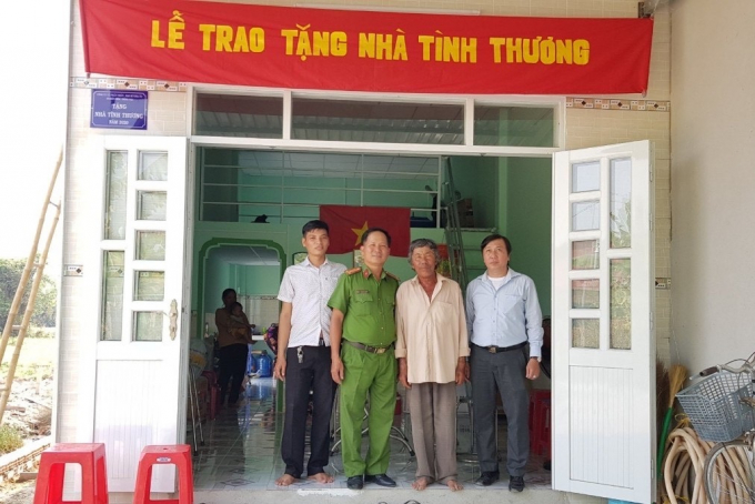 ong diep trao nha va trao qua cho nguoi dan (2)