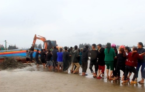 Trục vớt thành công tàu cá bị đánh chìm khi trên đường vào cảng