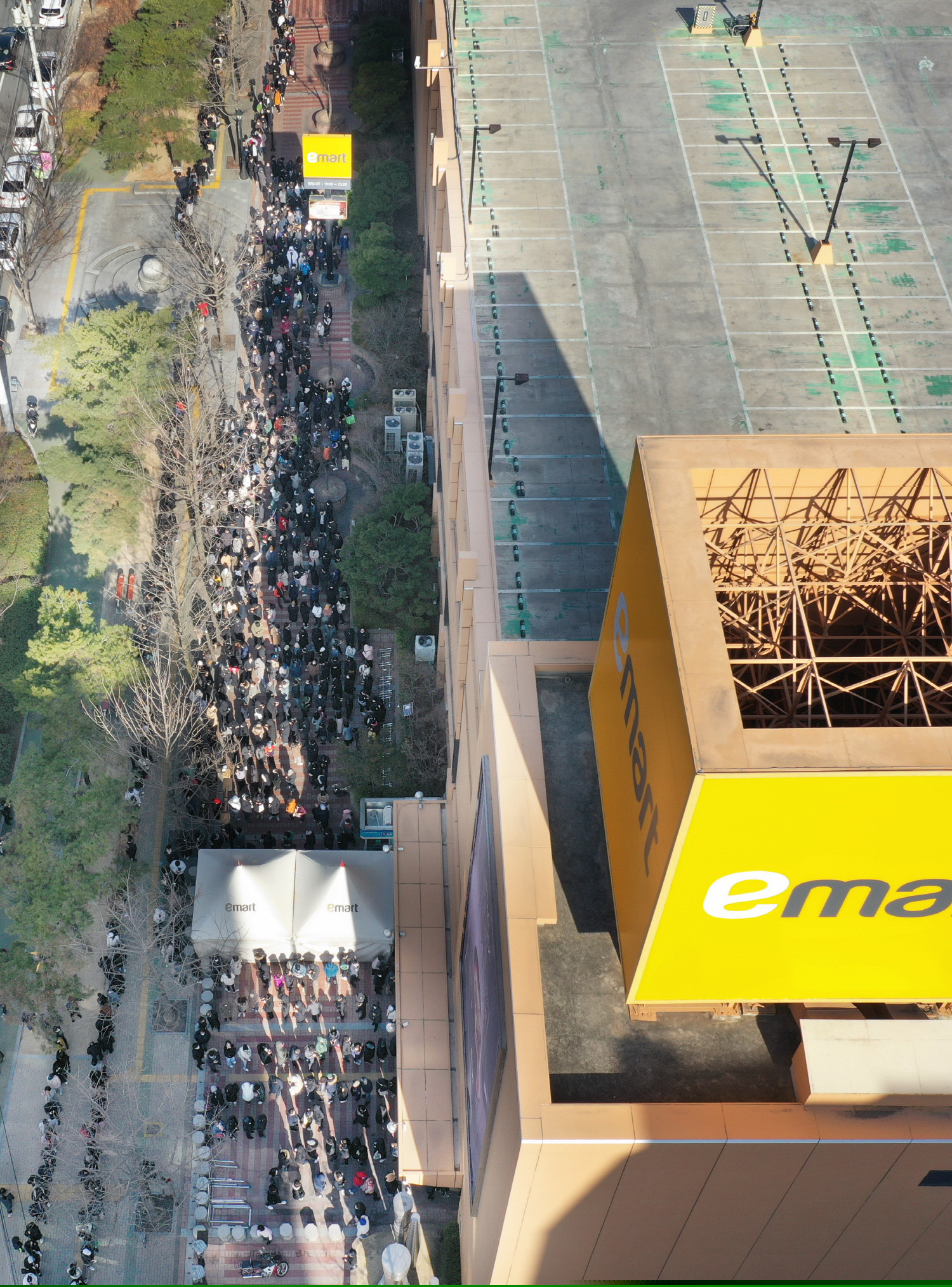 chum anh: nguoi han xep hang dai hon 1km mua khau trang phong dich covid-19 hinh anh 2