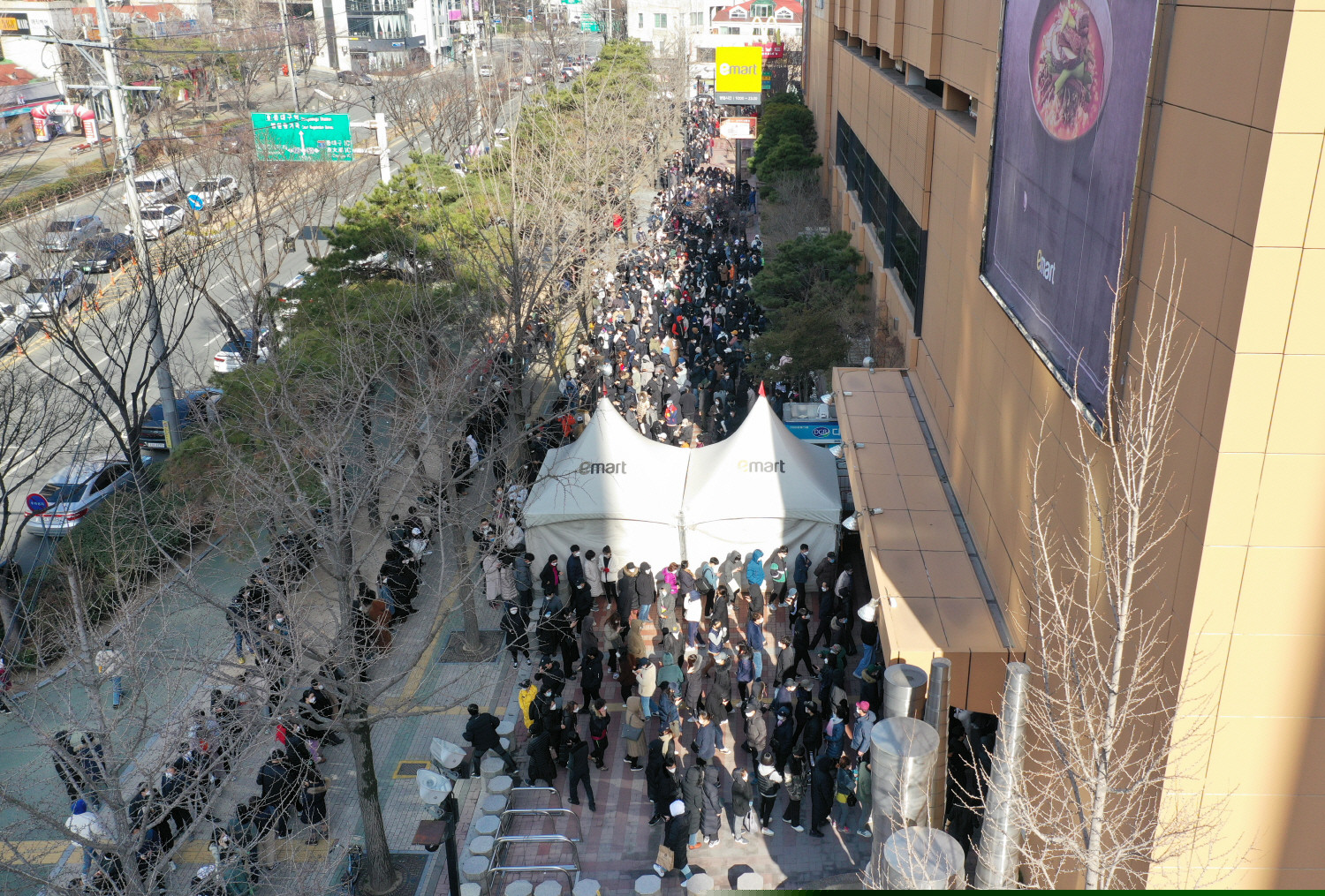 chum anh: nguoi han xep hang dai hon 1km mua khau trang phong dich covid-19 hinh anh 3