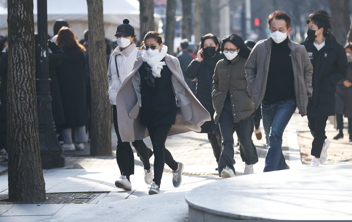 chum anh: nguoi han xep hang dai hon 1km mua khau trang phong dich covid-19 hinh anh 5