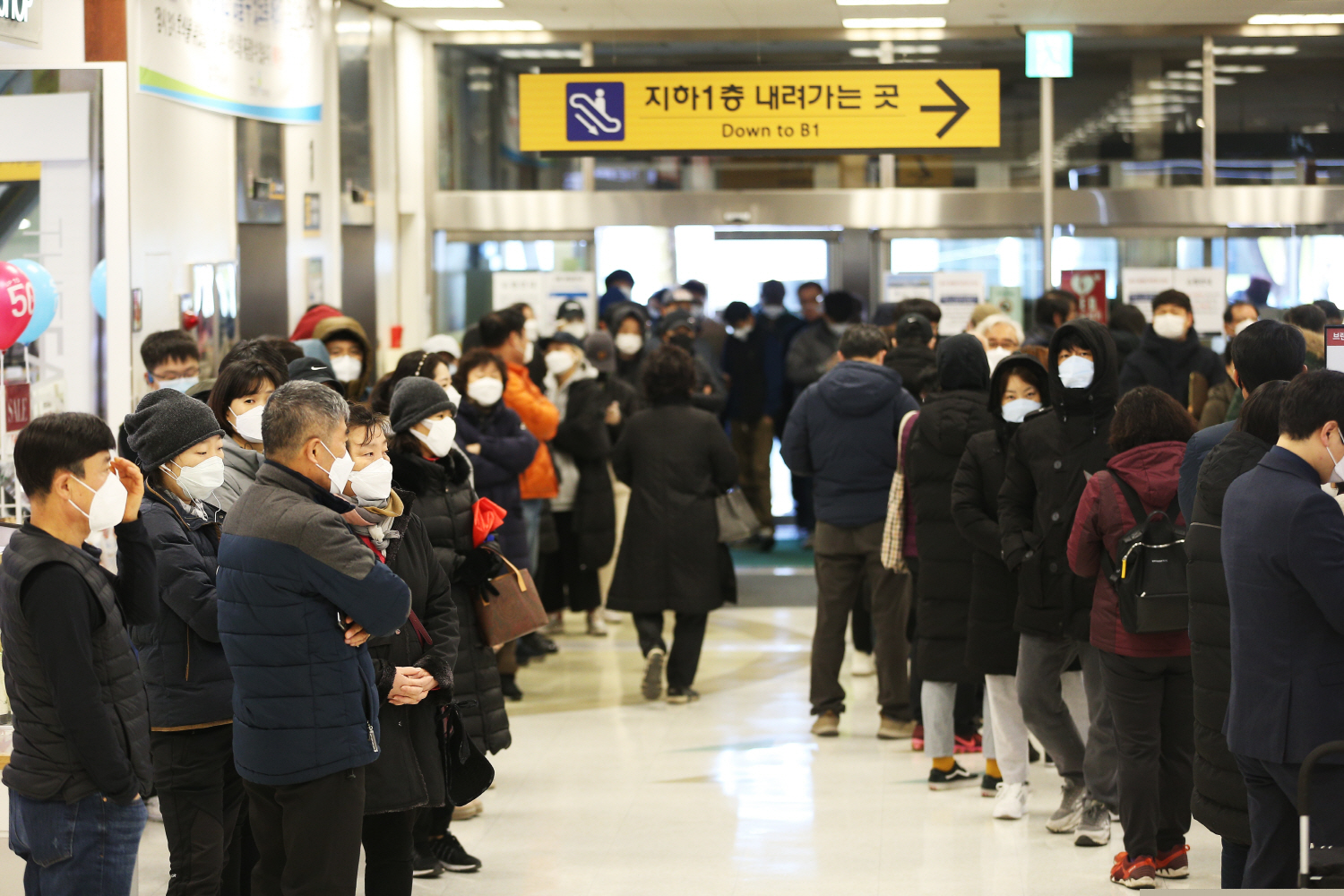 chum anh: nguoi han xep hang dai hon 1km mua khau trang phong dich covid-19 hinh anh 6