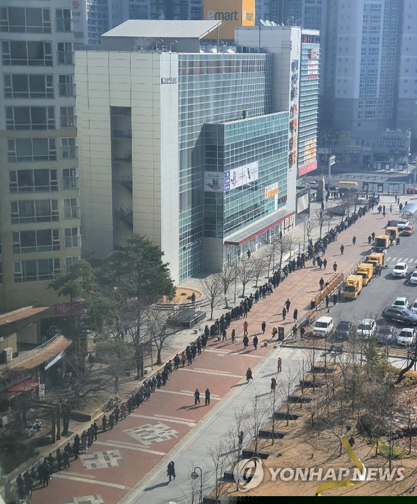 chum anh: nguoi han xep hang dai hon 1km mua khau trang phong dich covid-19 hinh anh 8