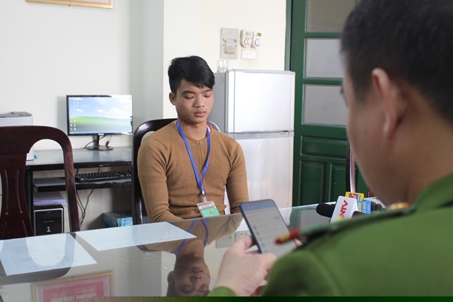 Đối tượng Nguyễn Minh Nguyên tại cơ quan điều tra. (Ảnh: VOV)